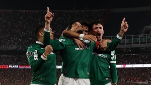 Palmeiras da un golpe de autoridad y derrota a domicilio a River Plate