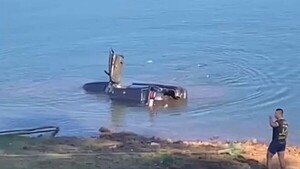 Cambista se lanzó al río Paraná para salvar a un hombre que cayó con su vehículo