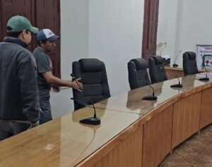 Carpintero retira muebles de la Junta Municipal de San Pedro en protesta por falta de pago - Nacionales - ABC Color
