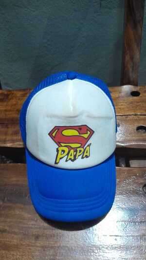 Popular / Le robó el kepis al súper papá