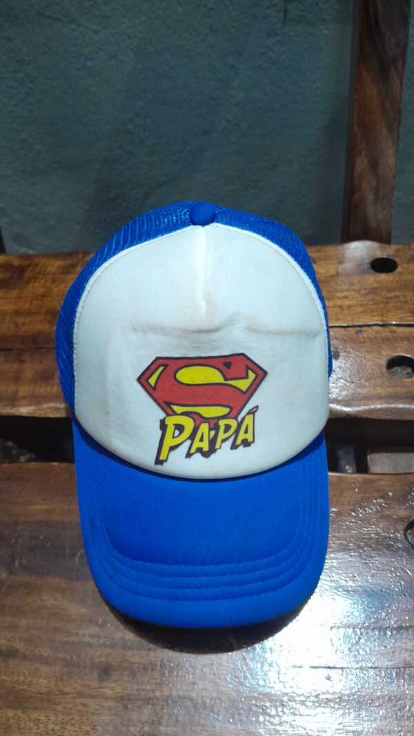 Popular / Le robó el kepis al súper papá