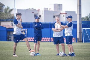 Versus / Un integrante del cuerpo técnico de Diego Martínez se queda en Cerro