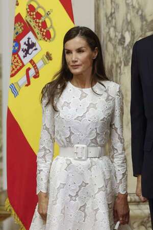 La reina Letizia deslumbra con un romántico vestido blanco en su visita a Egipto - Gente - ABC Color
