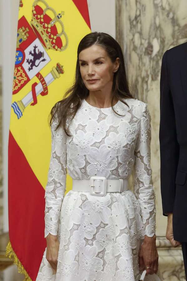 La reina Letizia deslumbra con un romántico vestido blanco en su visita a Egipto - Gente - ABC Color