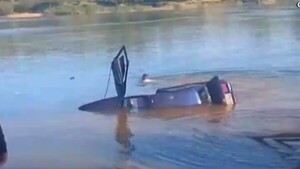 Rescatan a conductor que cayó con su auto al río Paraná: "Le tranquilicé y logramos salir"