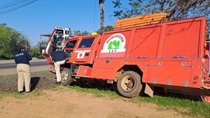 Robaron camión de bomberos y se accidentaron