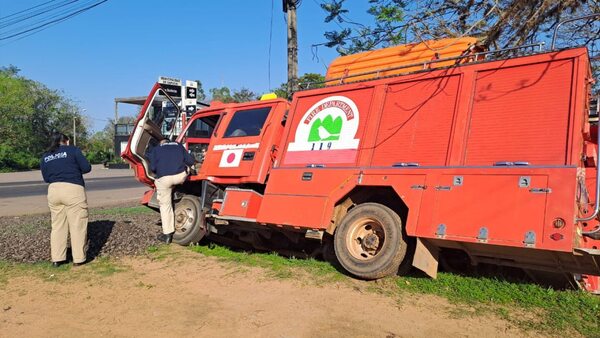 Robaron camión de bomberos y se accidentaron