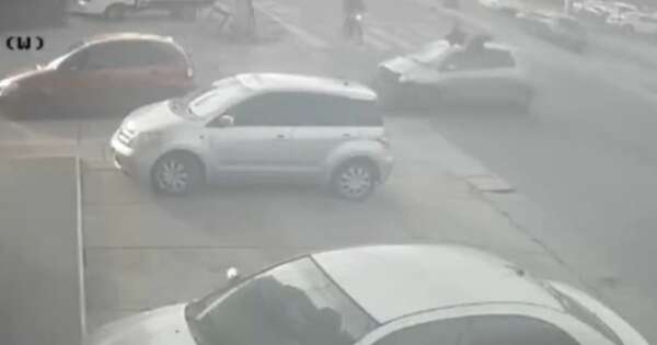 La Nación / Motociclista quedó gravemente herido tras impactar contra vehículo que le salió en frente