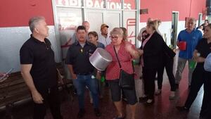 Funcionarios de EBA se manifiestan exigiendo cumplimiento del contrato colectivo - Nacionales - ABC Color