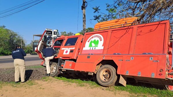 Intentaron robar un carro de bomberos, pero cayeron en una cuneta en Sapucái
