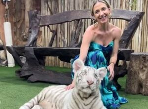 Popular / ¡La emoción de la actriz paraguaya al poder tocar a un tierno leopardo!
