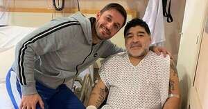 La Nación / Embargan a hermanas y abogado de Maradona por presunto fraude en manejo de su marca