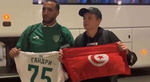 Popular / Lo expulsaron, le regaló la camiseta a un hincha, pero el VAR rectificó y tuvo que pedírsela: la insólita escena en el fútbol ruso