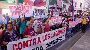 Exigen salida de legisladores con denuncias públicas de corrupción