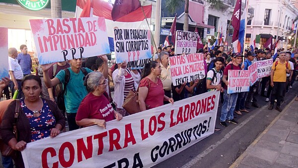 Exigen salida de legisladores con denuncias públicas de corrupción