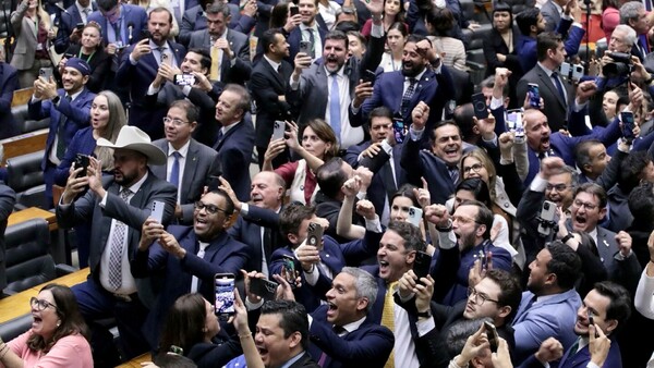 Diputados brasileños tramitan de urgencia amnistía a golpistas