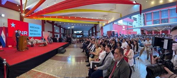 “Mi prioridad es la juventud”: Cartes lanza becas y promueve capacitaciones - ADN Digital