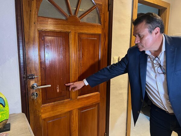 A tiros, atacan vivienda de periodista: "Apunto a la mafia de los pagarés" - trece