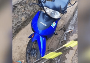 Murió arrollada por un camión tras caer de la moto