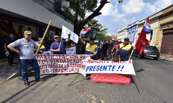 Choferes exigen seguridad laboral y participación en la reforma del transporte con huelga de 48 horas - OviedoPress