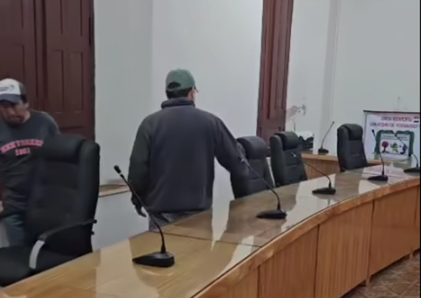 Carpintero retiró devuelta sus sillones de Junta Municipal por incumplimiento de pago
