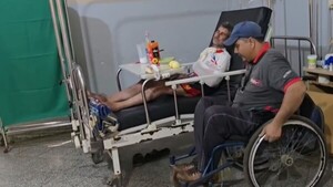 Joven en silla de ruedas pide ayuda para salvar la vida de su papá