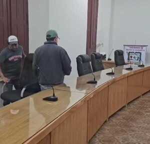 Popular / Carpintero dejó sin sillas a concejales porque no le pagaron