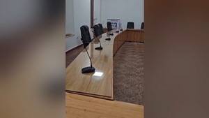 Carpintero retira muebles de la Junta Municipal por deuda impaga en San Pedro de Ycuamandiyú