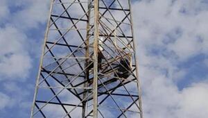 Popular / Subió a una torre y amenazó con lanzarse al vacío