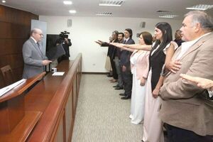 El titular de la CSJ, Dr. César Diesel, tomó juramento a naturalizados