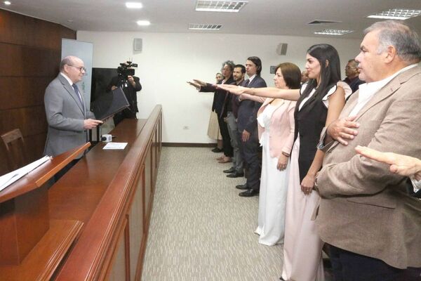 El titular de la CSJ, Dr. César Diesel, tomó juramento a naturalizados