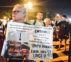 Vecinos de Colonia Thompson se manifiestan por la falta de transporte público