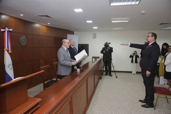 Presidente y ministro de la Corte Suprema tomaron juramento a un magistrado