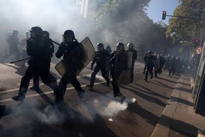 Huelga sindical en Francia: más de 300 detenidos y choques con la Policía en rechazo al ajuste fiscal del Gobierno - ADN Digital