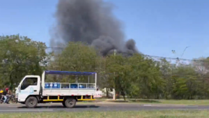 Bomberos controlan incendio de depósito de archivos en zona del Parque Ñu Guasu