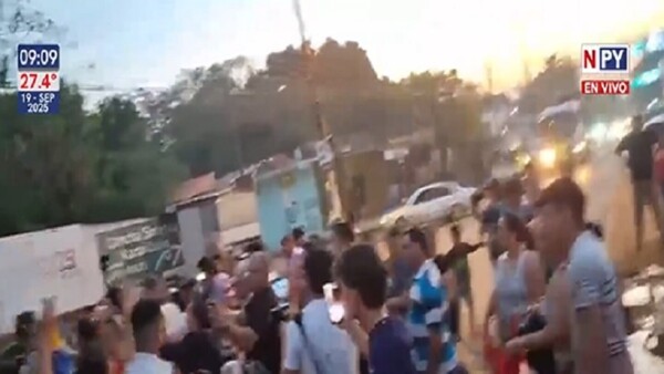 Vecinos de Thompson protestan por la falta de buses