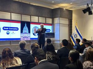 Arnoldo Wiens fue orador principal en graduación de becarios paraguayos del “Christian Center for Public Life”