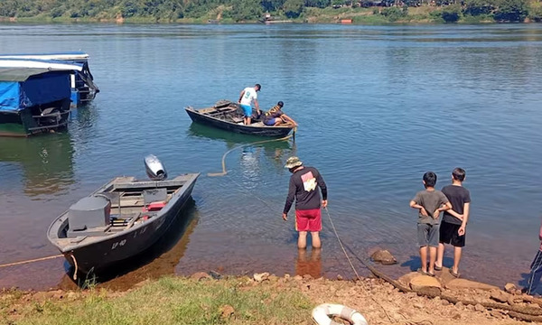 Camioneta cayó al río Paraná y conductor fue rescatado por un cambista y vecinos - OviedoPress