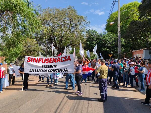 Funcionarios de Senacsa siguen en protesta y denuncian trabas a su derecho a huelga - Nacionales - ABC Color