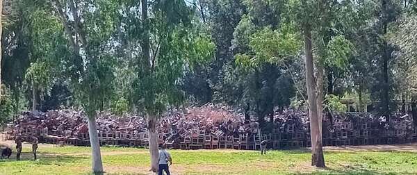 Pupitres chinos: Itaipú dice que finalizó entrega, mientras sillas de madera siguen tiradas - Nacionales - ABC Color