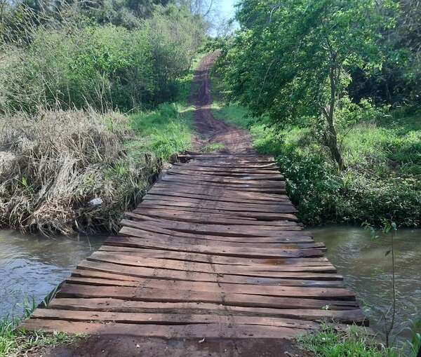 Pobladores de Minga Porã reclaman puente ante riesgo de derrumbe  - ABC en el Este - ABC Color