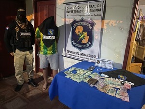 Popular / Allanaron una vivienda y encontraron drogas como avei un montón de virú