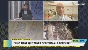 Jaeggli protesta contra el Club Centenario con lluvia de afiches en plena fiesta de debut