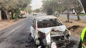Video: Conductor choca contra el paseo central, su vehículo arde en llamas y sale ileso
