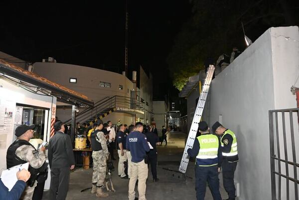 Incidente en el Debut del Cente: un dron, una protesta e intervención policial - Nacionales - ABC Color