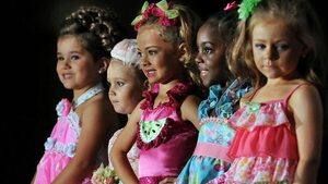 “Reina de la Primavera” en colegios: ¿tradición o riesgo para los niños?