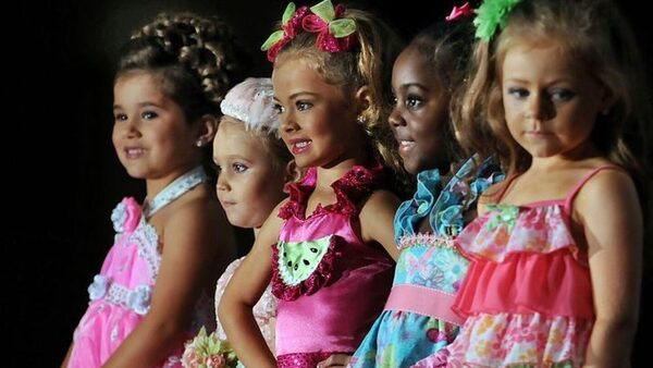 “Reina de la Primavera” en colegios: ¿tradición o riesgo para los niños?