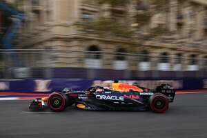 Versus / Verstappen reina en el caos y logra la pole en Azerbaiyán, Sainz segundo