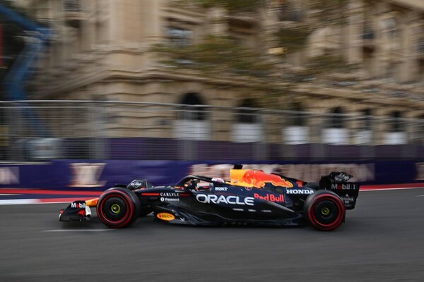 Versus / Verstappen reina en el caos y logra la pole en Azerbaiyán, Sainz segundo