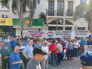 Jubilados y asegurados del IPS protestan una vez más para exigir derechos - Nacionales - ABC Color